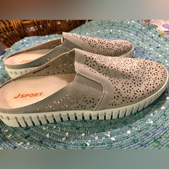 Woman’s J SPORT Shoe - Picture 3 of 10